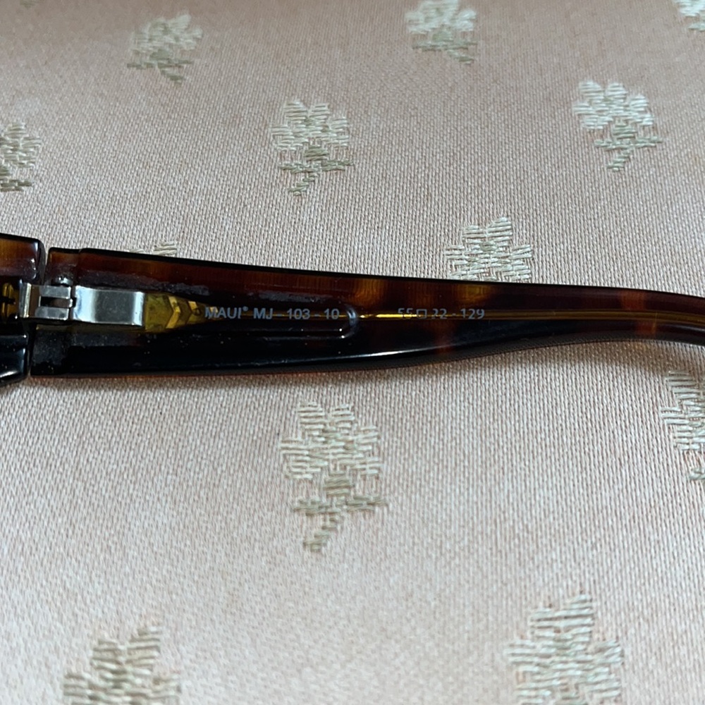 Maui Jim stingray sunglasses in very good condition. - Picture 6 of 10